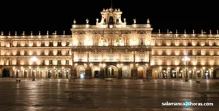 Fachada del Ayuntamiento de Salamanca de noche