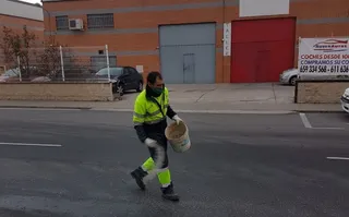 Un operario municipal reparte sal en una vía de la ciudad