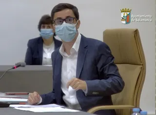 El Ayuntamiento, con los votos en contra de PP y Cs, rechaza devolver de oficio el importe de las multas tramitadas a personas con movilidad reducida al estacionar su vehículo en zonas ORA