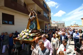 La devoción llena Villamayor en la salida procesional de Nuestra Señora de los Remedios | Mateo G.J.