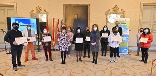 Los doce participantes en el itinerario formativo Competencias clave comunicación en lengua castellana, junto a la concejala Ana Suárez