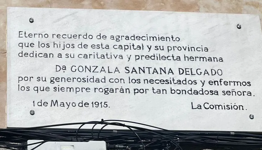 Placa en recuerdo de Gonzala Santana