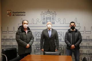 Reunión en el Ayuntamiento entre el concejal de Comercio, Juan José Sánchez, y los representantes de gimnasios y centros deportivos de la ciudad