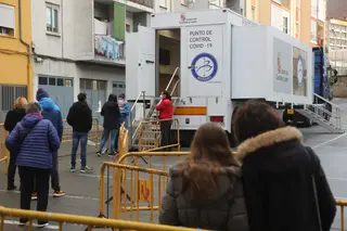Campaña de test de antígenos para diagnóstico de la Covid 19 en una unidad móvil contratada por la Consejería de Sanidad, en Guijuelo(Salamanca). ICAL (3)