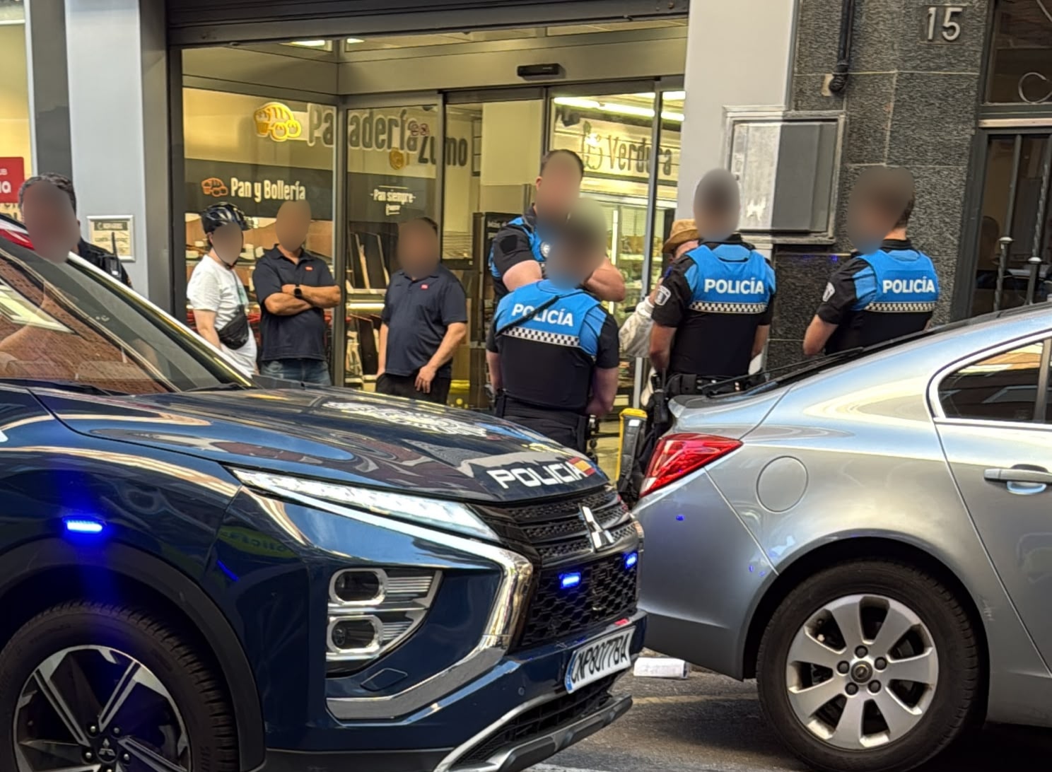 Policía Local Y Nacional En Un Supermercado De La Calle Islas Canarias En Salamanca