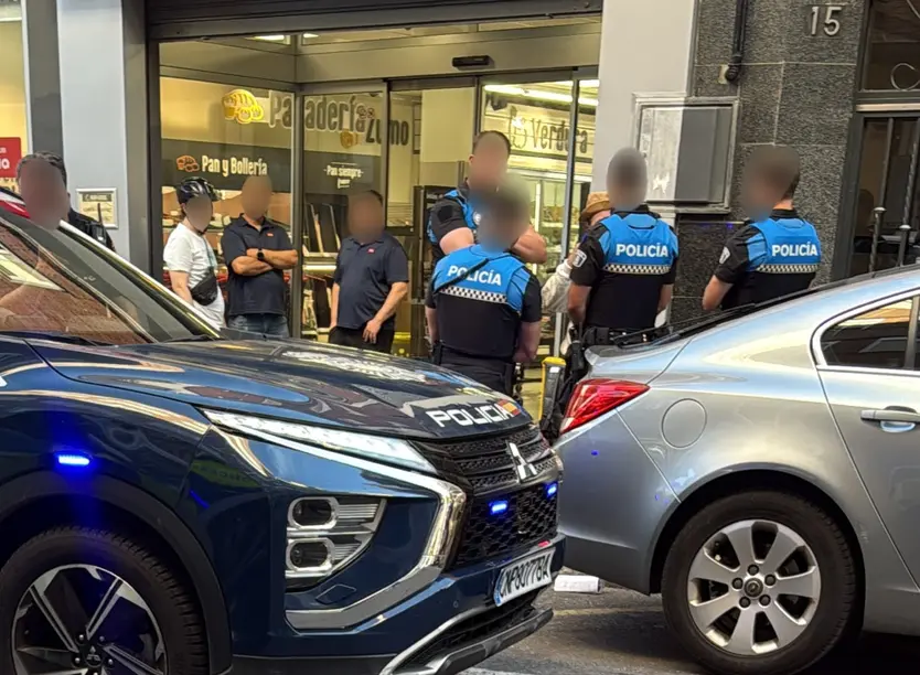 Policía Local Y Nacional En Un Supermercado De La Calle Islas Canarias En Salamanca
