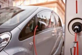 Imagen de un coche eléctrico cargándose.