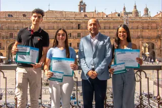 Estudiantes salmantinos transforman las calles en obras de arte con dibujos geolocalizados