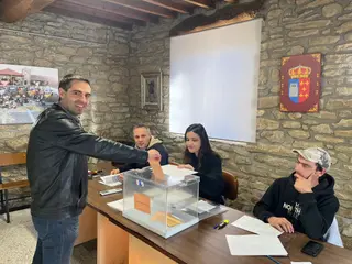 El candidato de UPL, Carlos Javier Salgado, votando en Guadramiro | UPL