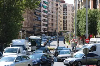 Retenciones en el tráfico en la avenida de Mirat | Imagen de archivo Salamanca24horas