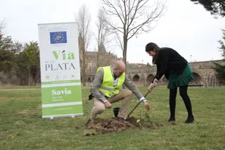 Myriam Rodríguez, participa en una plantación con motivo de la visita de la ‘Monitoring Expert’ dentro del proyecto LIFE Vía de la Plata
