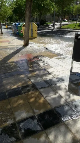 Reventón de tuberías en la calle Antonio Montesinos