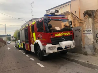 El derrumbe del muro de un solar moviliza a los bomberos hasta la calle Larga