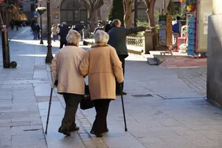 Gente por las calles de Salamanca, ancianos | Imagen de archivo