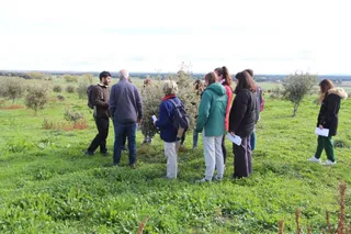 Alumnos del master de ecología de la Complutense visitando la Finca Castro Enríquez