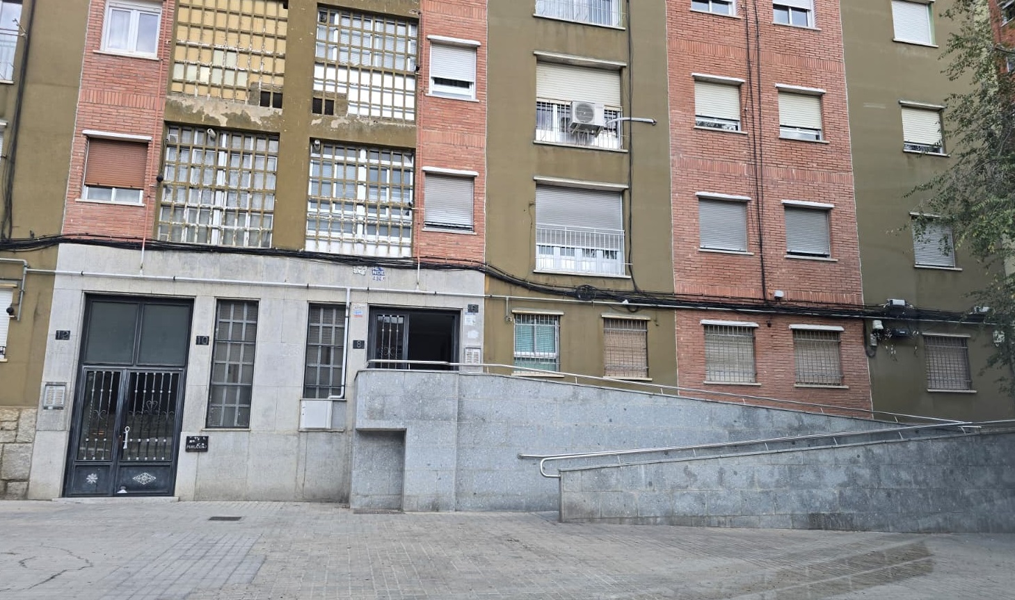Edificio En El Que Ha Tenido Lugar El Registro Policial Que Se Ha Saldado Con Dos Detenciones En El Barrio De San Jos&eacute;