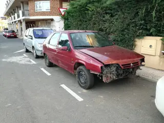 vehículo despiezado en la urbanización Bizarricas