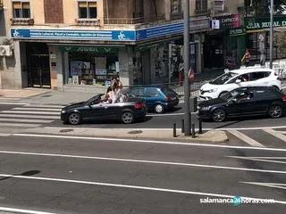 Chicas en el coche descapotable 2