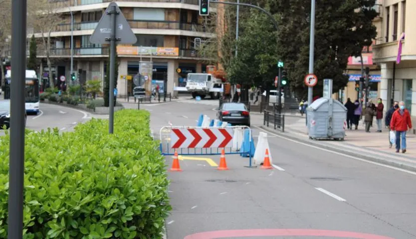 Señalización en avenida de Carmelitas para girar hacia Crespo Rascón (2)