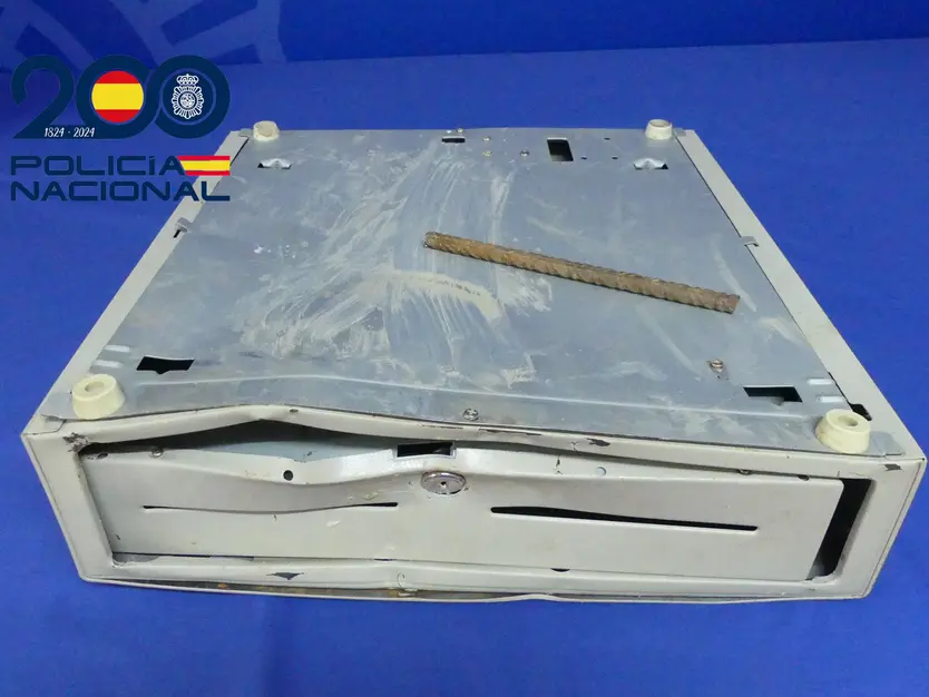 Caja registradora del robo en la peluquería de la Plaza de la Fuente