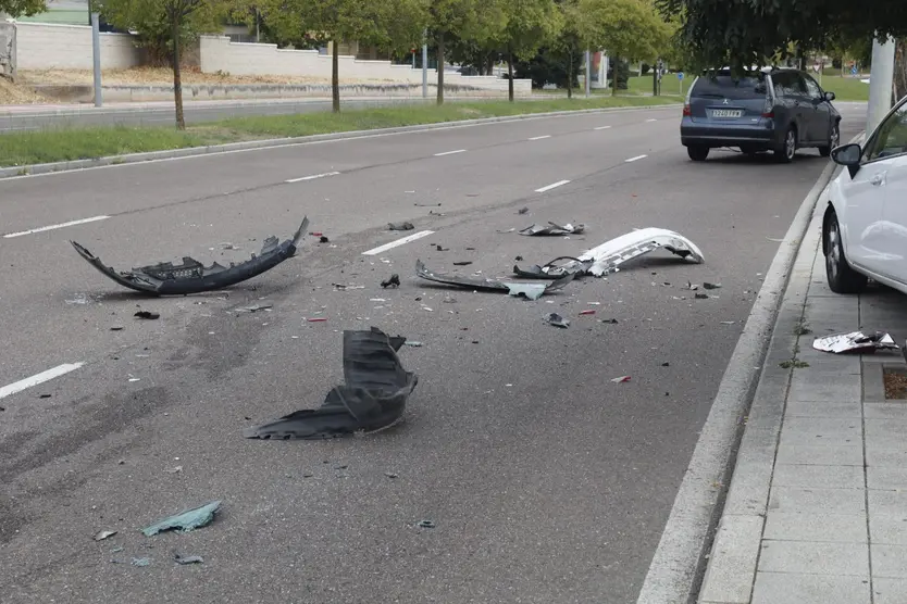 Un violento choque entre dos coches termina con uno de ellos empotrado contra una farola en Salamanca capital