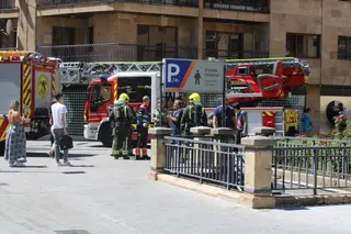 Bomberos en la plaza de Santa Eulalia. Imagen de archivo