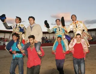 Apoteósica corrida con toreros y ganadero por la Puerta Grande