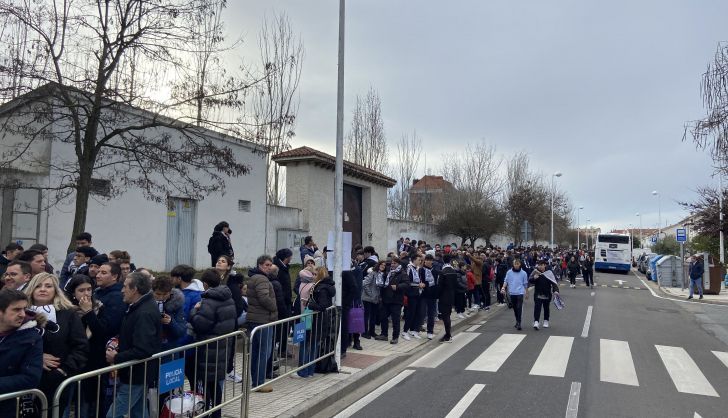 Primeros aficionados en la cola del partidos entre Unionistas vs FC Barcelona