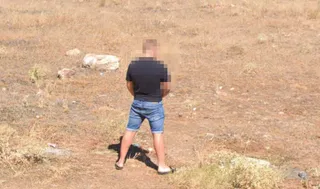 El hombre captado por Google Maps orinando en Zamora. Pixelado por Zamora24Horas
