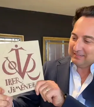 Iker Jiménez posa junto a su Vítor