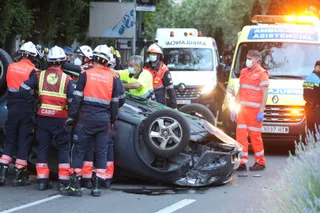 Un coche acaba volcado en el paseo de Carmelitas (15)