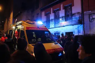 Policía Local y ambulancia en la calle Varillas