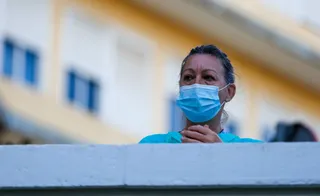 Sanitarios del Hospital Virgen del Rocío, después del aplauden a los taxistas en homenajea a Francisco José Ortega, primer taxista muerto por coronavirus en Sevilla a 02 de abril 2020