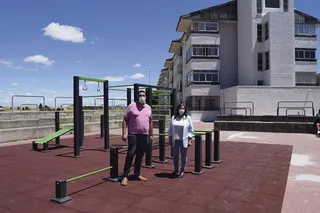 El concejal de Obras, Antonio Poveda, y la alcaldesa de Peñaranda, Carmen Ávila, en el nuevo parque de calistenia