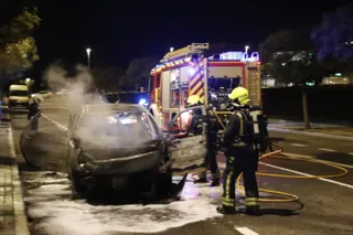 Coche en llamas en la calle Bregancianos, en el barrio Puente Ladrillo (11)