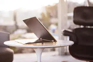 Ordenador tecnología oficina casa hombre monitor portátil
