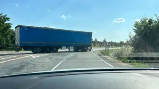 Camión averiado corta la carretera de acceso de Ledesma a Trabancas
