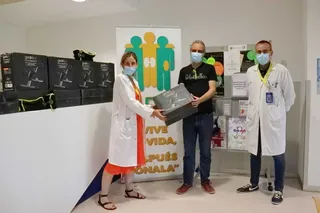 Alcer entrega al Hospital de Salamanca pedaletas para comenzar con un nuevo programa de rehabilitación