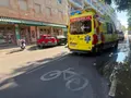 Ambulancia junto a un carrll bici en Salamanca en una foto de archivo