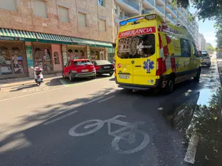 Ambulancia junto a un carrll bici en Salamanca en una foto de archivo