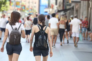 Dos mujeres caminan por una calle de Madrid.