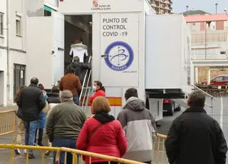 Campaña de test de antígenos para diagnóstico de la Covid 19 en una unidad móvil contratada por la Consejería de Sanidad, en Béjar y Guijuelo | Agencia ICAL