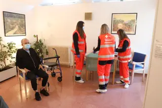 Vacunación con la tercera dosis en la residencia San Juan de Sahagún de Salamanca