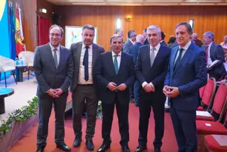 Carlos García Carbayo y Marcos Iglesias junto a representantes políticos de localidades portuguesas