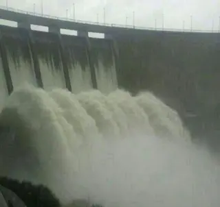 Procedimiento rutinario en Irueña para renovar el agua de la presa