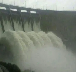 Procedimiento rutinario en Irueña para renovar el agua de la presa