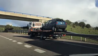 El choque de un turismo contra una mediana en la A-62, a la altura de la urbanización de La Rad, se cobra un herido