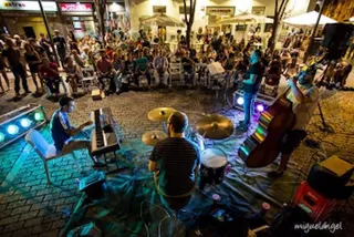 Más de 4.000 personas disfrutaron de los conciertos a pie de plaza en el Barrio del Oeste