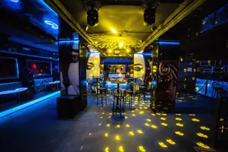 Sillas en la pista de baile de la discoteca La Cartuja (Calle de la Cruz, 10) para impedir que ésta se utilice, horas antes de su reapertura tras el parón por el COVID-19, en Madrid (España), a 3 d