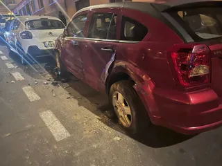 Un coche impacta contra otros dos estacionados en la calle Marineros. Fotos S24H
